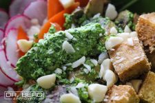 Green pesto with vegetables and croutons