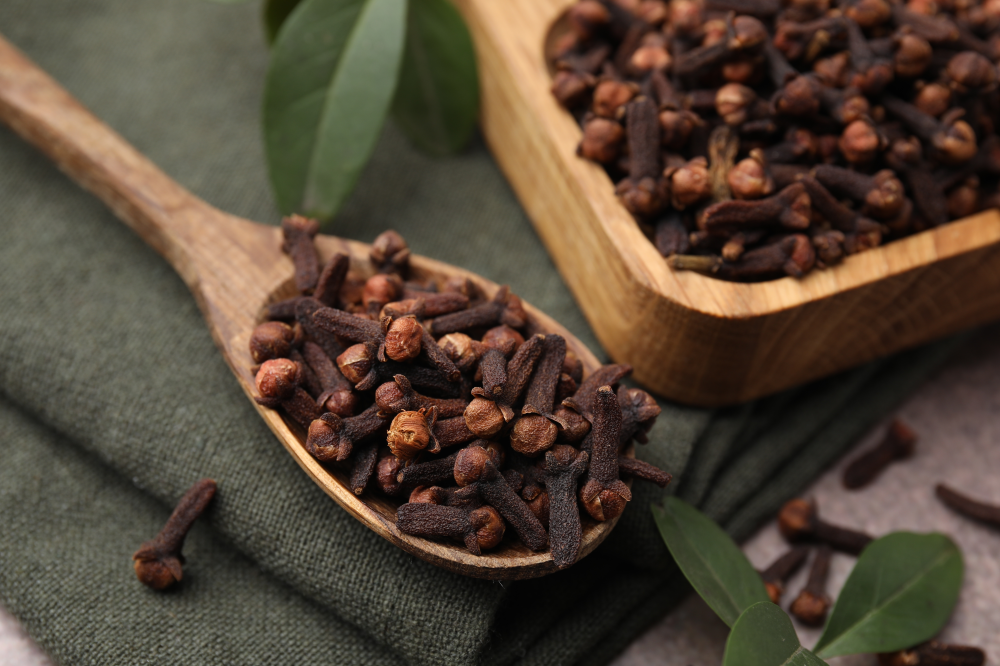 Spoon with cloves