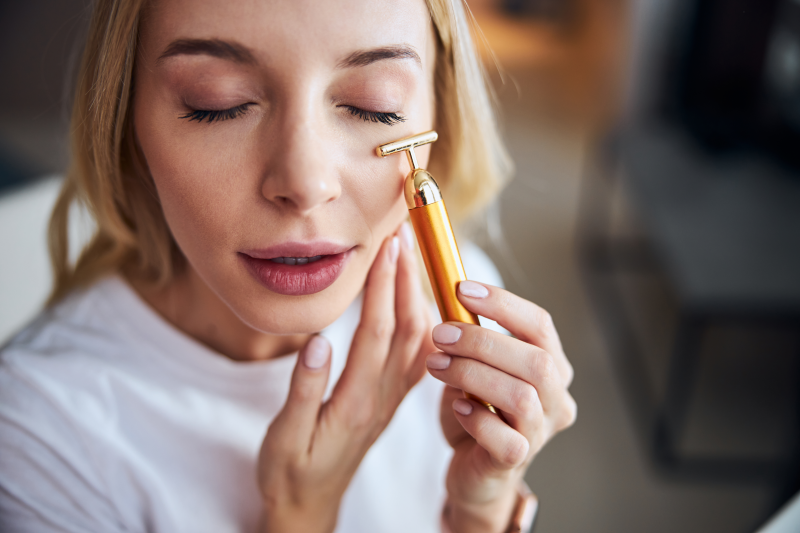 Under eye circulation massage