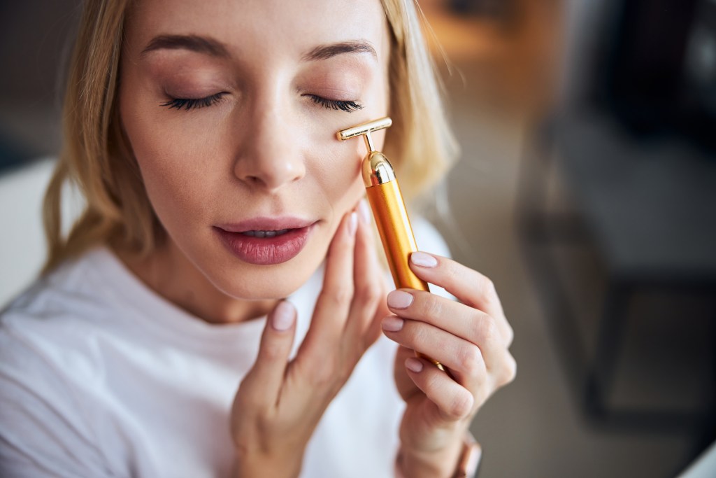 Under eye circulation massage