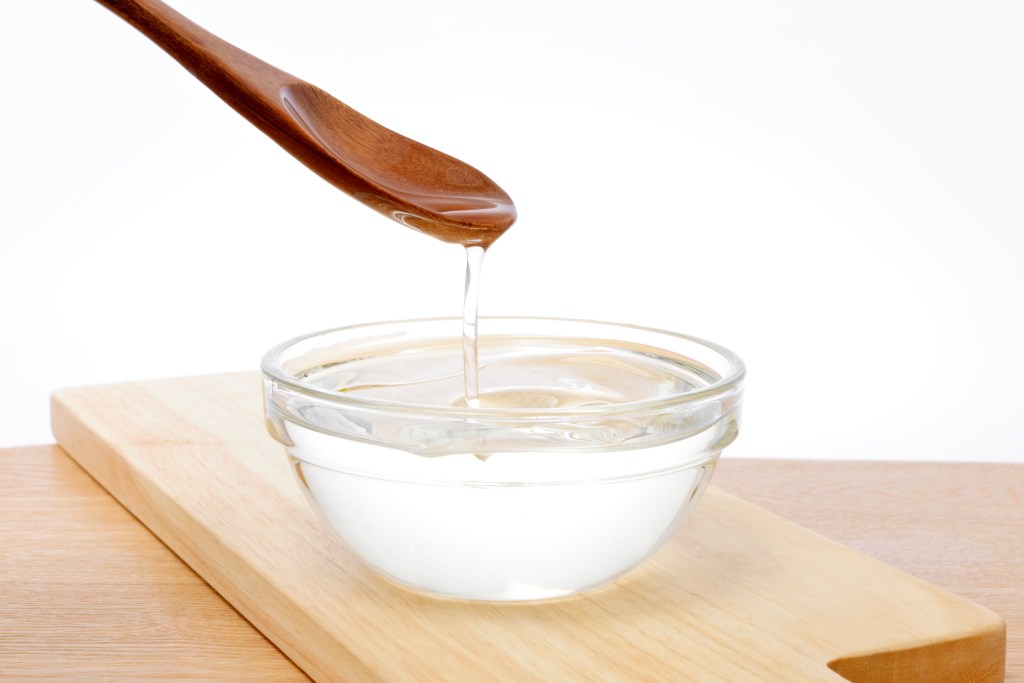 putting MCT oil in bowl
