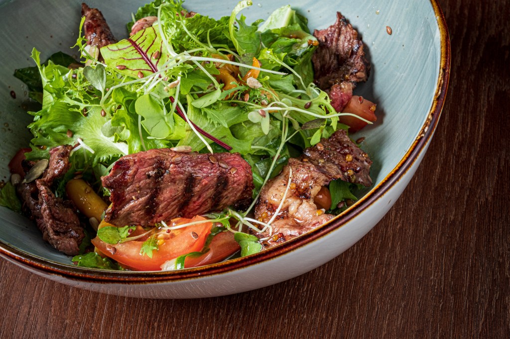 Green salad and steak&nbsp;