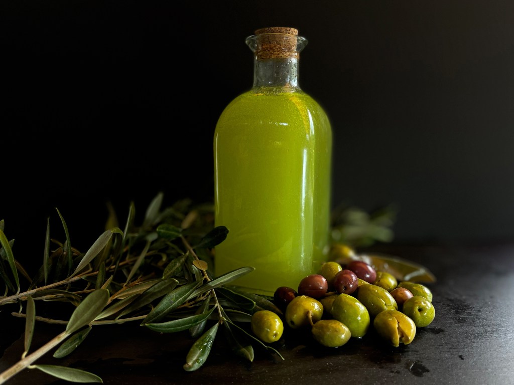 Cold-pressed extra virgin olive oil and Difference Between Virgin and Extra Virgin Olive Oil Guide