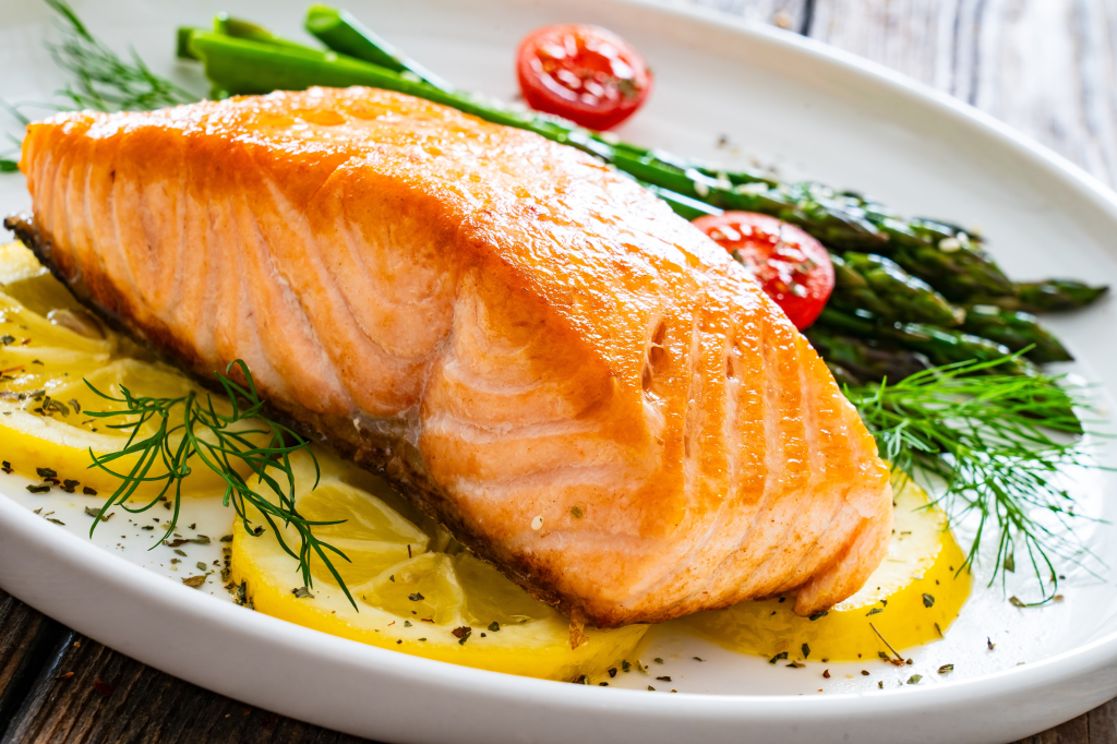 Fried salmon with lemon slices
