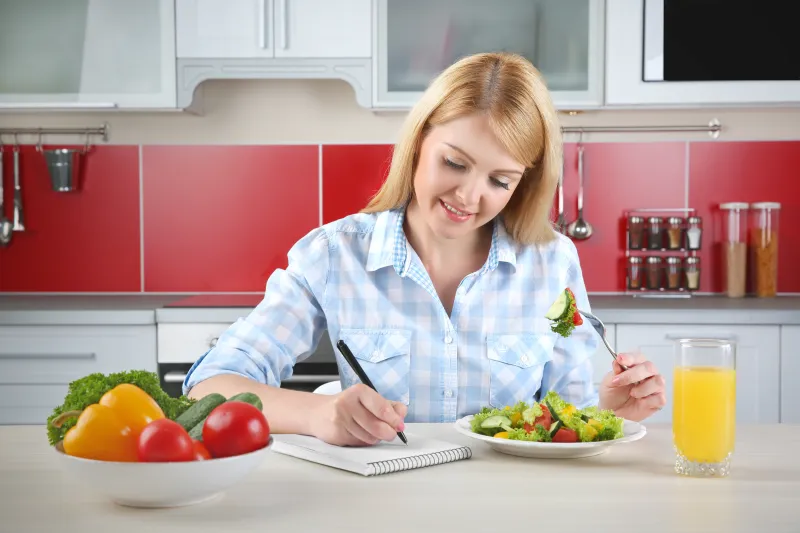 Young women tracking eating habits