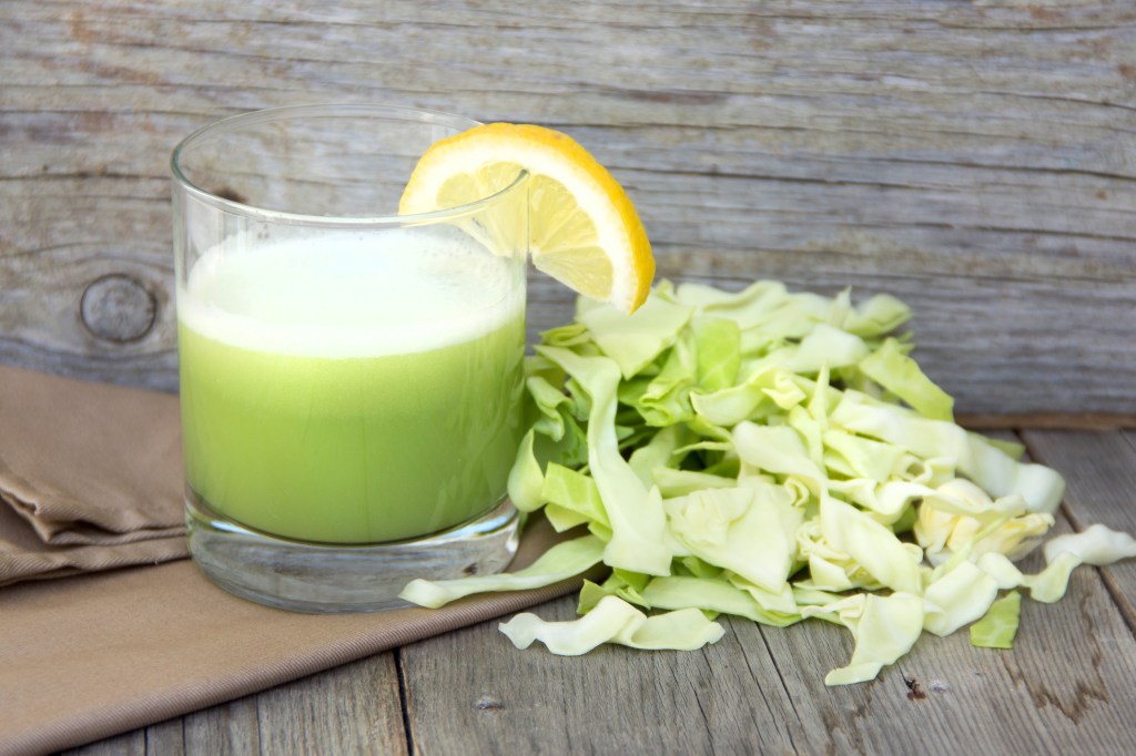 Raw cabbage juice with lemon