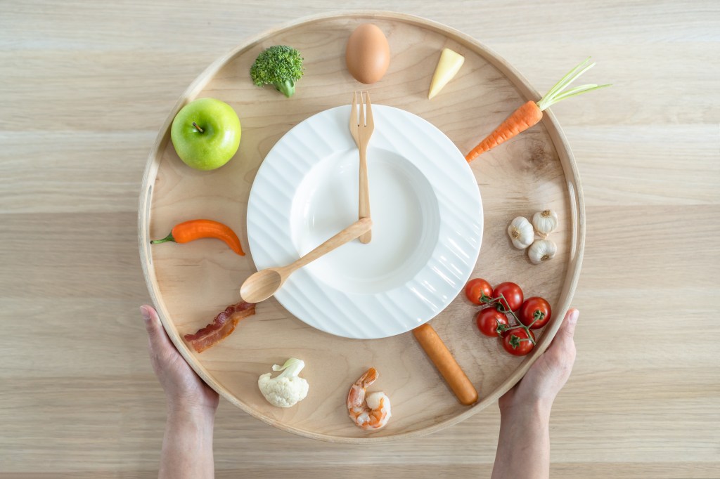 A clock surrounded by low-carbohydrate foods