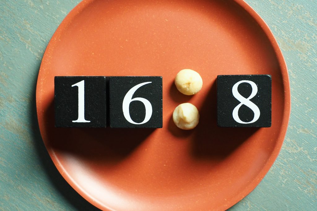 16:8 fasting illustration  