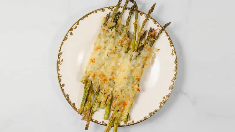 Baked asparagus with cheese
