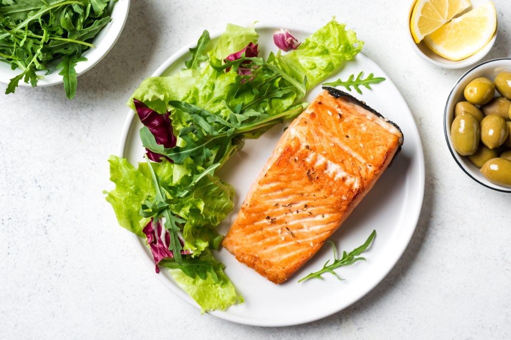 fish with salad and olives