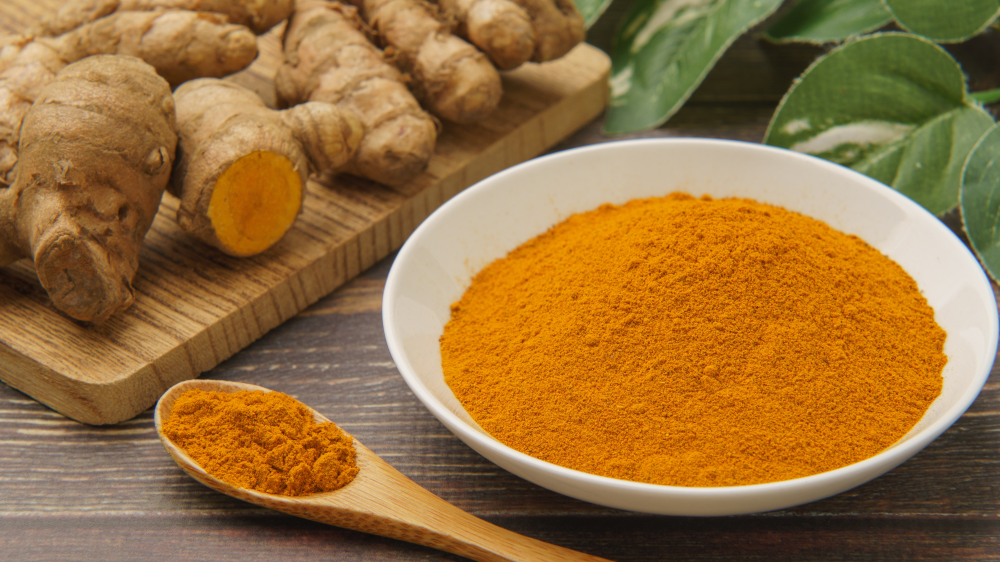Fresh turmeric root and powder