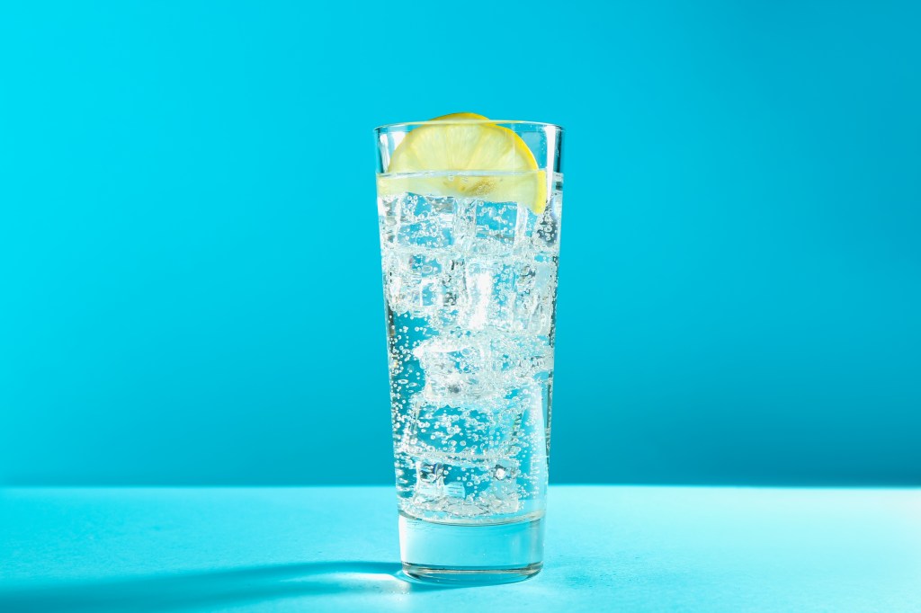 Soda water with lemon