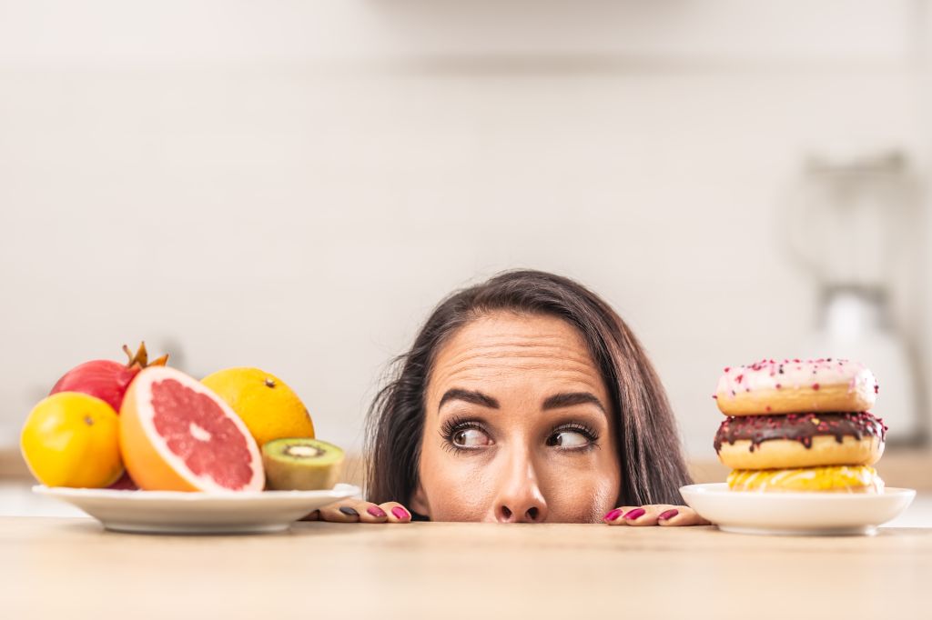 Choosing between healthy and unhealthy food 