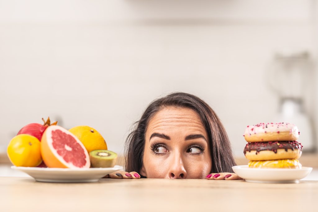Choosing between healthy and unhealthy food 